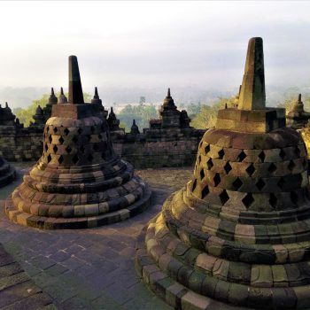 de wereldberoemde klokken in de Boropudur tempel.